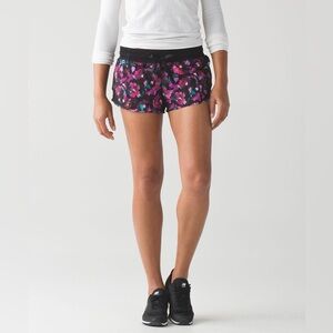 Lululemon Hotty Hot Short in Mini Midnight Bloom Black Deep Fuschia/Black Sz 10